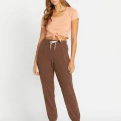 VOLCOM LIL FLEECE PANT(B1212303) -Board Zone Shop B1212303 CHO F 1420x1420 crop center.jpg 97031.1701194734