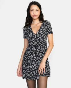 RVCA UNDERSTATED DRESS(EX) -Board Zone Shop avjwd00206 rvca2Cw blk frt1 75478.1694015952