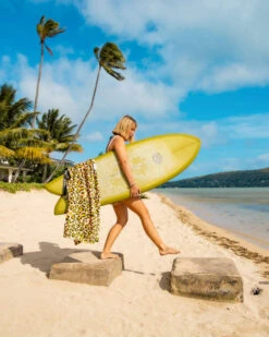 LEUS HOT SPOTS TOWEL (EX) -Board Zone Shop leus beachtowel hot spots 1 38245.1700415150