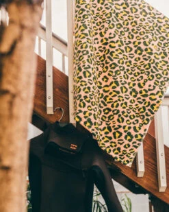 LEUS HOT SPOTS TOWEL (EX) -Board Zone Shop leus beachtowel hotspots 1 14503.1700415151