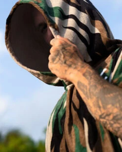 LEUS SKETCHY TANK ORIGINAL ECO PONCHO -Board Zone Shop leus ponchotowel sketchytank close up 00530.1673632273