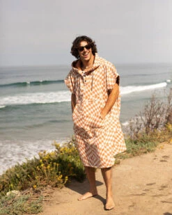 LEUS TERRACOTTA PONCHO - LARGE (EX) 16 LEUS TERRACOTTA PONCHO - LARGE (EX) -Board Zone Shop leus proponcho terracotta lifestyle2 55222.1691177165