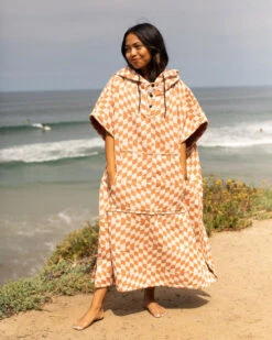 LEUS TERRACOTTA PONCHO - LARGE (EX) 18 LEUS TERRACOTTA PONCHO - LARGE (EX) -Board Zone Shop leus proponcho terracotta lifestyle4 01891.1691177167