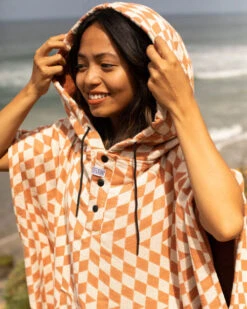 LEUS TERRACOTTA PONCHO - LARGE (EX) 19 LEUS TERRACOTTA PONCHO - LARGE (EX) -Board Zone Shop leus proponcho terracotta lifestyle5 32381.1691177167